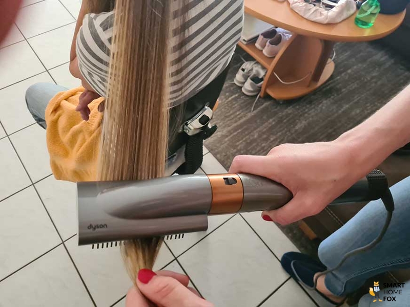 Man sieht, wie die Smoothing Bürste des Dyson Airwrap verwendet wird.